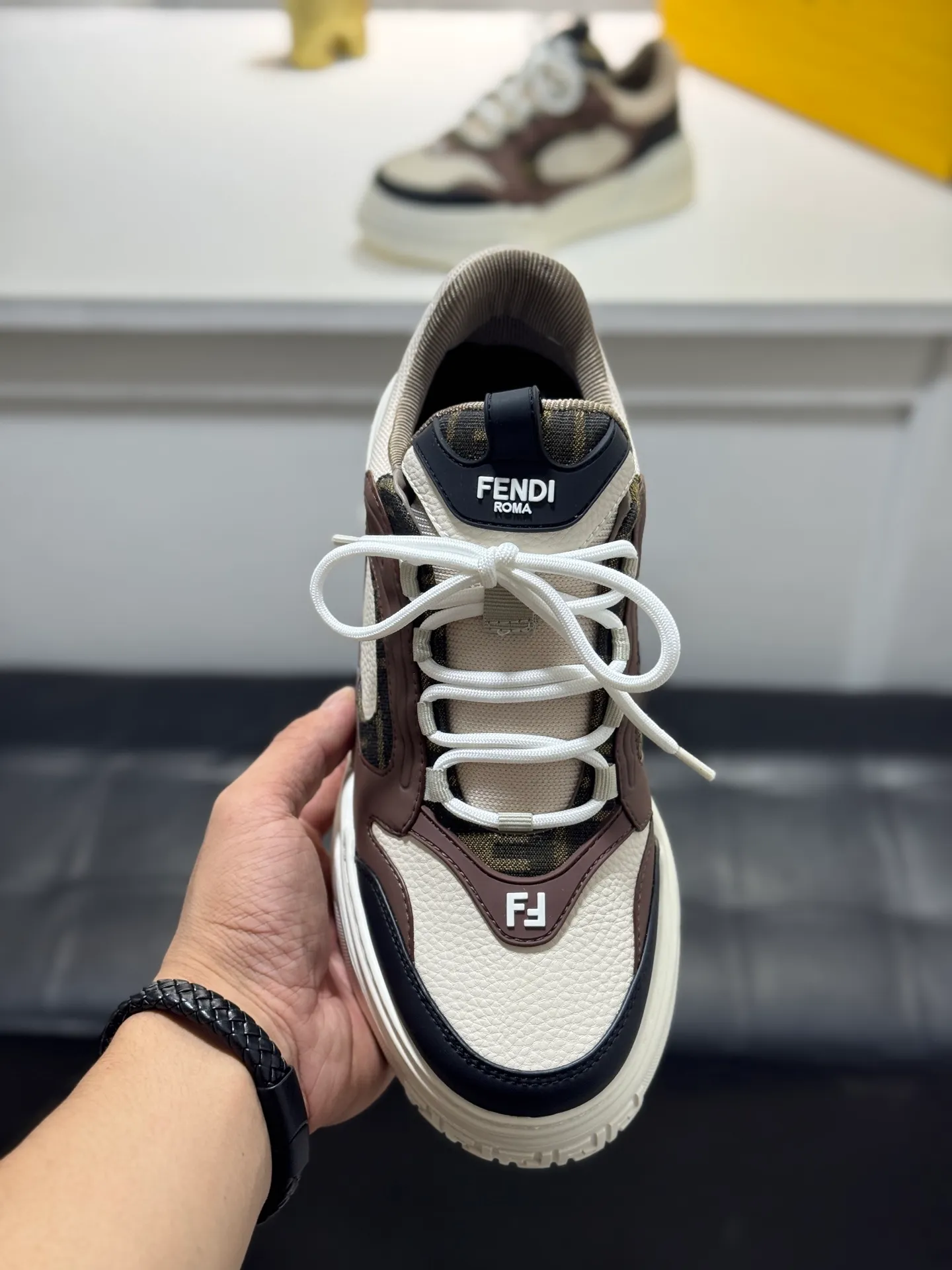 FENDI Fendi high version latest Force series calfskin FF men's shoes 💰560 [new style] 🦥🦥 mesh round toe thick sole low-top sports sneakers, these Force lace-up low-top shoes. Made of white full-grain leather and white and brown smooth leather. Padded. Brown FF jacquard and yellow technical fabric details. Lightweight and thick white sole with FF pattern details on the toe and heel ✔️Fabric: Imported first-layer cowhide breathable mesh ✔️Inner lining: Customized breathable mesh ✔️Sole: Open-molded rubber foam material ✔️Sole thickness: 7CM Size: #Men's 38-44 (45 is custom-made and cannot be returned or exchanged